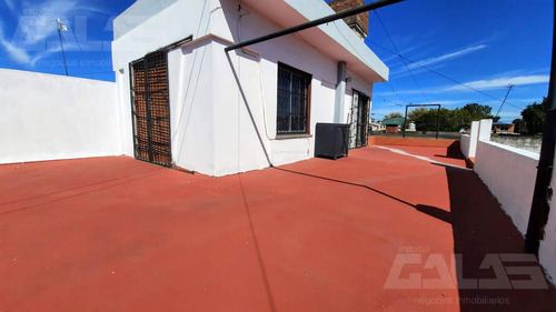 Casa 3 Dormitorios Cochera Varios Autos En Zona Comercial