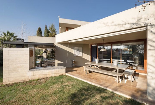Casa En Venta De 5 Dorm. En Las Condes