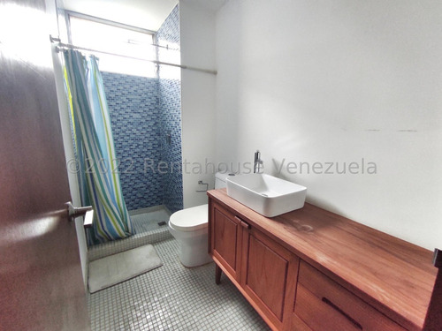 Hermoso Y Cómodo Apartamento Remodelado En Venta Chuao Caracas 22-24810