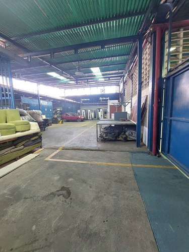 Venta De Galpón. Zona Industrial La Quizanda. Portón De Acceso En El Frente Del Galpón De 4 M. De Altura Con Santamaria. Mr.