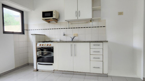 Imagen 6 de 17 de Departamento De Un Dormitorio Tipo Duplex Con Toliette Y Balcón Al Frente