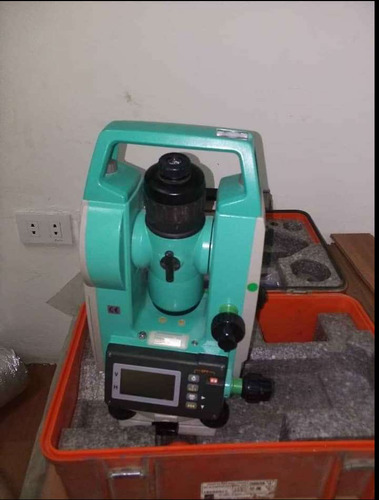 Imagen 3 de 7 de Teodolito Con Regla Y Trípode Marca Sokkia Modelo Dt500a.