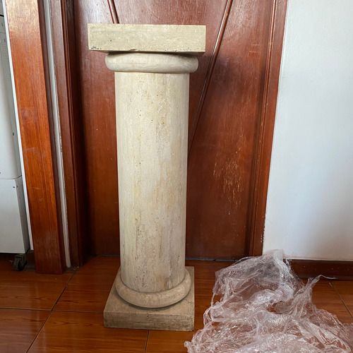 Pedestal Marmol Jaspeado Tipo Griego Medidas: 26x26x80.5cms (Usado)