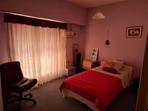 Casa En Venta - 4 Dormitorios 4 Baños - Cochera - 300mts2 - Ituzaingó