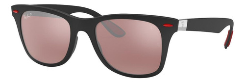 Anteojos de sol polarizados Ray-Ban Wayfarer Scuderia Ferrari Collection Standard con marco de liteforce color matte black, lente silver espejada/chromance, varilla matte black/red de liteforce - RB4195M