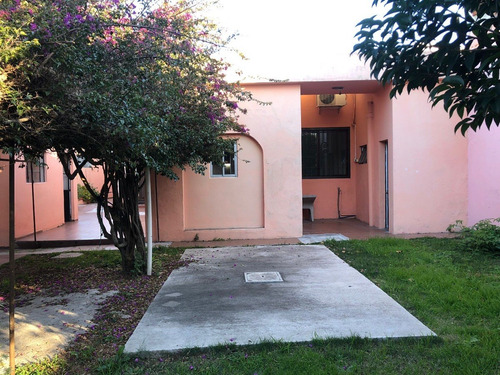 Lega Propiedades Vende Hermosa Casa Con Fondo.