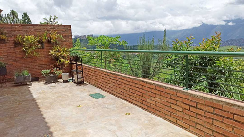 Townhouse Casa En Venta En Loma Linda. Posee Terraza Con Vista