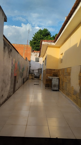 Casa De Três Quartos E Dois Banheiros Com Edícula
