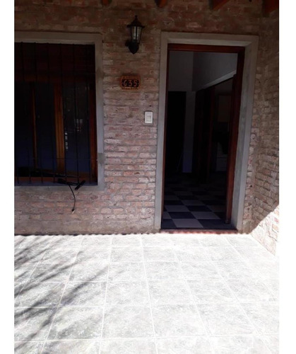 Imagen 4 de 16 de Solido Chalet En 1 Planta Con 2 Dormitorios, Sobre 201 M2 De