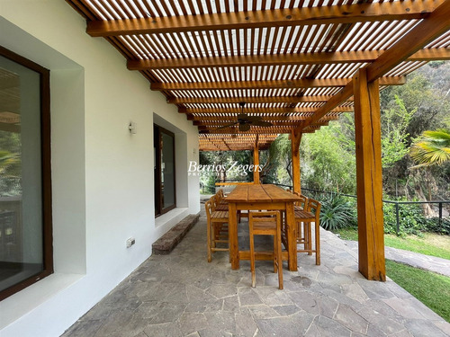Casa En Venta De 4 Dorm. En Lo Barnechea Arrayan Rio