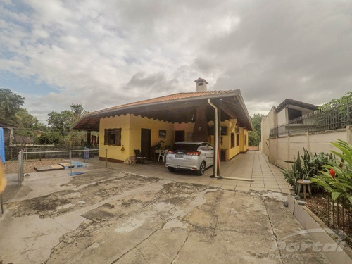 Salto Do Norte - Casa Residencial Com 4 Dorms. Sendo 1 Suíte Living 3 Ambientes Estar, Tv E Bar,lavabo, Varanda ,cozinha,lavanderia,e Despensa, Peças Amplas,construção Sólida, Excelente Estado De Co