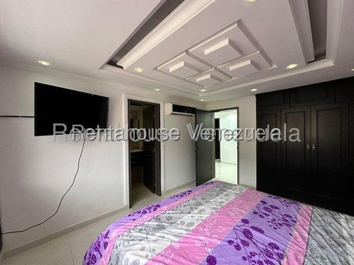 Se Alquila Townhouse En Los Rauseos, El Limón 25-24678 Hc