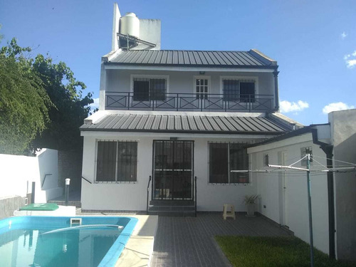 En Venta En El Palomar Zona Barrio Aeronautico A 5 Cuadras De La Estacion Chalet Al Fondo De 6 Ambientes 2 Baños Quincho Pileta F: 8740