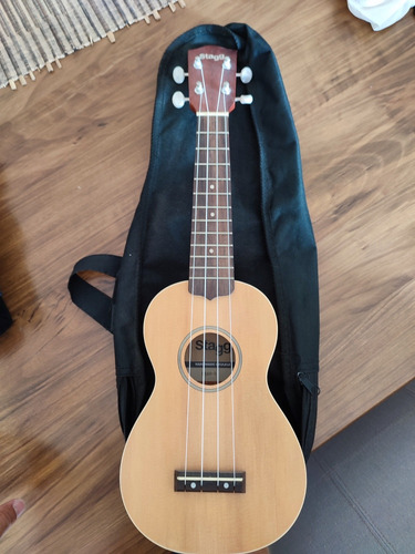 Ukelele Stagg Soprano Caoba Us60s + Afinador Digital