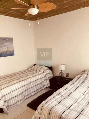 Alquiler Verano Apartamento De 3 Dormitorios + Servicio, Con Vista Al Mar.