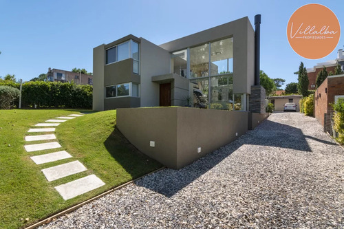 Casa En Venta Moderna De Construccion Tradicional, Cerca Del Mar.