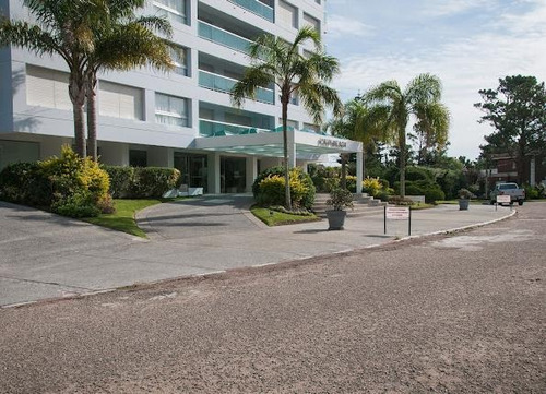 Imagen 1 de 10 de Luminoso Apartamento De 1 Dormitorio Y 1/2 En Edificio Palm Beach Para Alquiler De Temporada