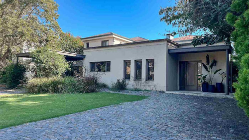 Casa En Venta En Barrio El Molino, Country Abril