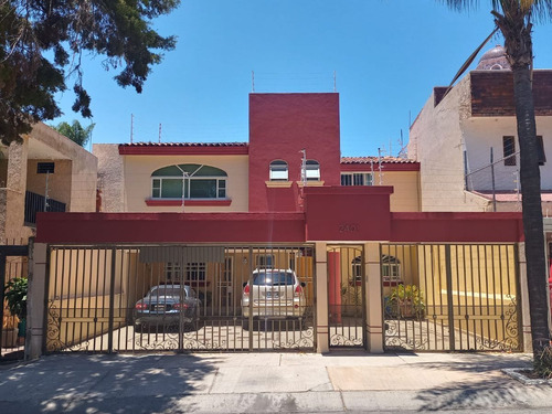 Casa En Venta Con Jardín Trasero En Bugambilias Primera Secc