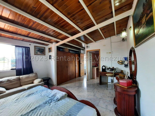 Maria E. Vende Encantadora Moderna Casaduplex Totalmente Amoblada Ubicada En Una Prestigiosa Urbanización Privada. En La Morenera, Lara#25-4097*