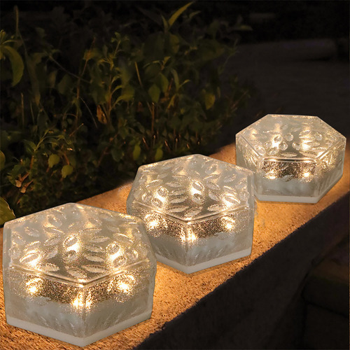 Una Lámpara De Jardín Solar Hexagonal De Ladrillo De Hielo E