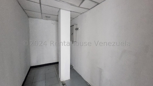 Rafael Gamarra, 258501, Alquila Local Comercial Espectacular. Oportunidad Perfecta Para Tu Negocio, Es De 2 Niveles, Se Encuentra Ubicado En Una Excelente Zona De Alto Tráfico Peatonal Y Vehicular