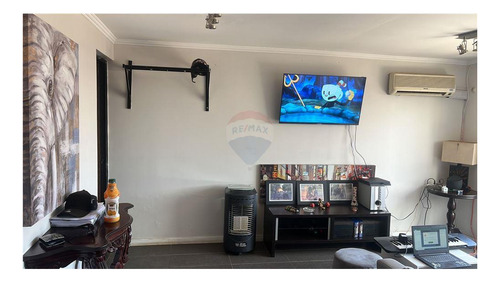 Imagen 2 de 7 de Casa Av. Grecia / Tobalaba