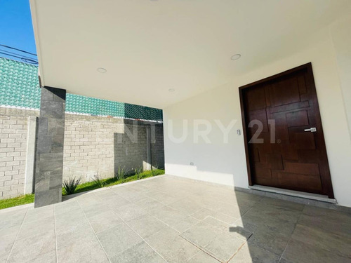 Venta Casa En Frac Sendero Del Fresno 3 Recamaras, 4 Baños, Con Jardín, Puebla