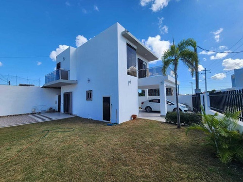 Casa En Venta En La Altagracia, Punta Cana, 221m2, 2 Hab. 2 Parqueos, 3 Minutos De Downtown Punta Cana A Tan Solo 10 Minutos De Las Hermosas Playas, Villa Moderna, Oportunidad De Invertir.