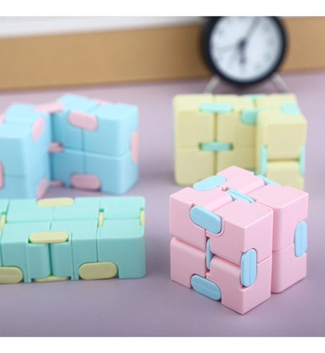 La Descompresión Del Cubo De Rubik De Puzzle Inspira Imagina