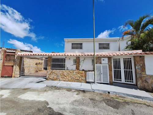 Casa Con Amplios Jardines En Urb Parque El Retiro, San Antonio
