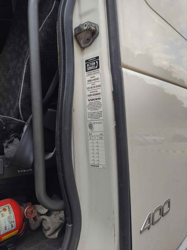 Imagem 12 de 15 de Volvo Fh 400 Toco 4x2 2009 Motor Novo