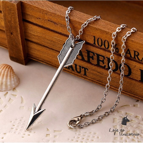 Colar Arrow Flecha - O Arqueiro - Dc Comics - Prata Antiga