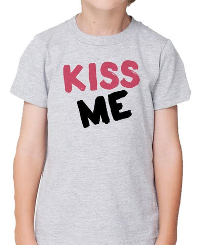 Remera De Niño Frase Kiss Me Besos Amor Enamorado