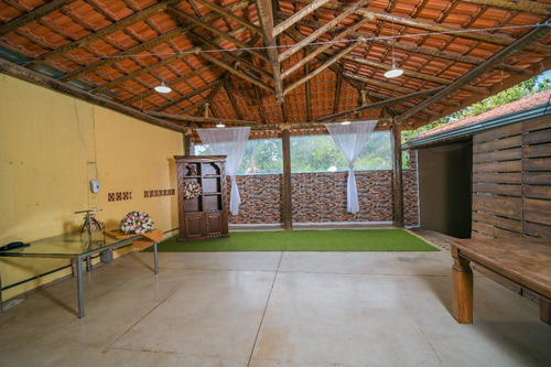 Vendo Belíssima E Encantadora Chácara!!! Com Duas Casas, Com Dois Salões De Festa E Muito Mais, Confira A Descrição Abaixo.