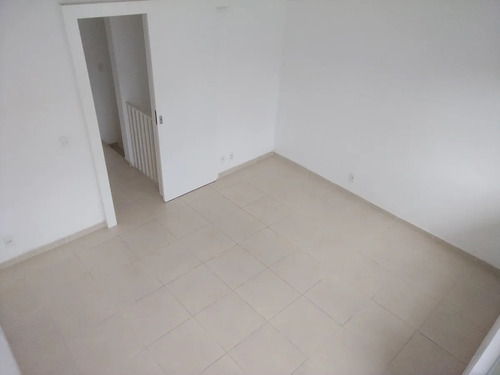 Alugo Ótima Casa Duplex Em Condominio Fechado, Local Seguro, Ar Puro E Clima Agradavel, 2 Qtos, 2 Banheiros