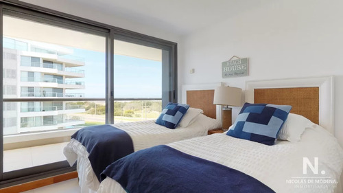 Pent House De 3 Dormitorios En Suite En Edificio Blue Bird , Punta Del Este , Playa Brava