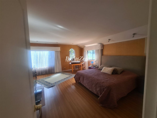 Casa En Venta De 5 Dorm. 3 Baños Mas Servicios En Las Condes