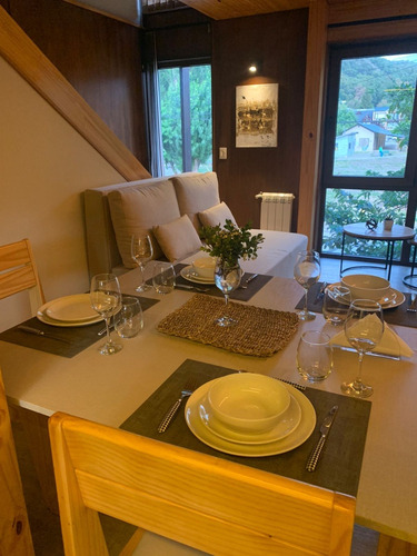 San Martin De Los Andes. Hermoso Departamento Dúplex De 3 Ambientes, 2 Dormitorios Y 2 Baños Para 4 Personas (como Máximo), Ubicado En El Centro De La Ciudad, Con Parrilla Y Laundry Free De Uso Común.