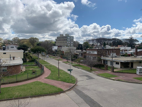 Alquiler Apto Un Dormitorio Orientación Norte, En Punta Gorda A Dos Cuadras Del Mar