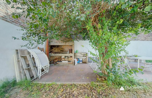 Venta Casa 3 Dormitorios Jardín Cochera. Calidad A Mts. De Centro Comercial San Martin 4300 Rosario