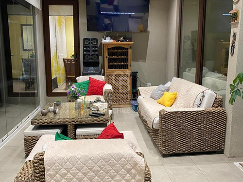 Cálida Casa Con Vista Panorámica En Condominio Seguro