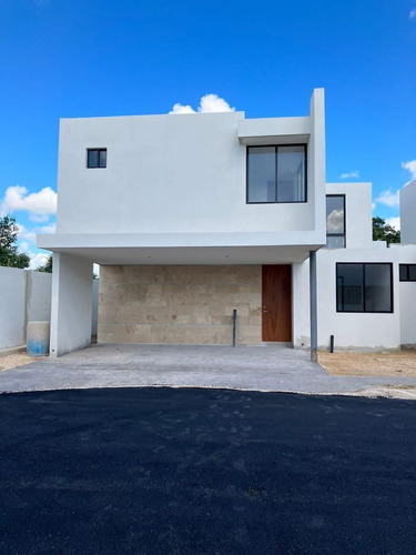 Casa En Venta En Merida En Privada Exclusiva Y Áreas Recreat