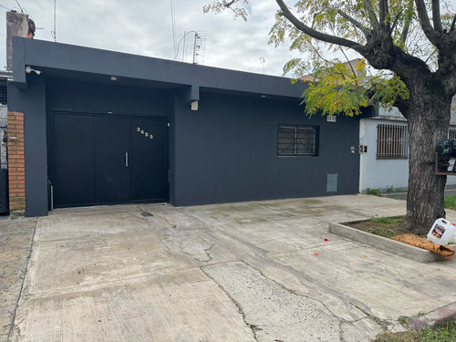 Casa 2 Ambientes, Amplio Terreno Ideal Para Inversion