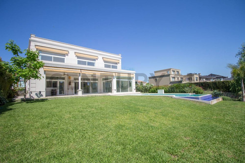 Impecable Casa En Alquiler Amoblado En Cabos Del Lago.