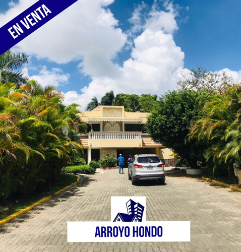 Amplia Casa En Arroyo Hondo -  Distrito Nacional