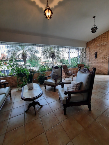 Yannet Inmuebles Vende Bella Casa En Lomas Del Este