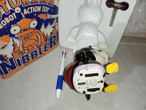 Futurama Mordelon Nibbler. No Robot Bender Juguete Antiguo Mordelon Nibbler Negro Y Crema (Usado)