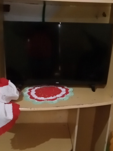 Imagem 1 de 1 de Tv Aoc Tela Quebrada Mais Com Todas As Peças Funcionando Bem