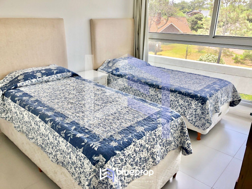 Imagen 8 de 14 de Apartamento Frente Al Mar En Playa Mansa Con Vistas Únicas.